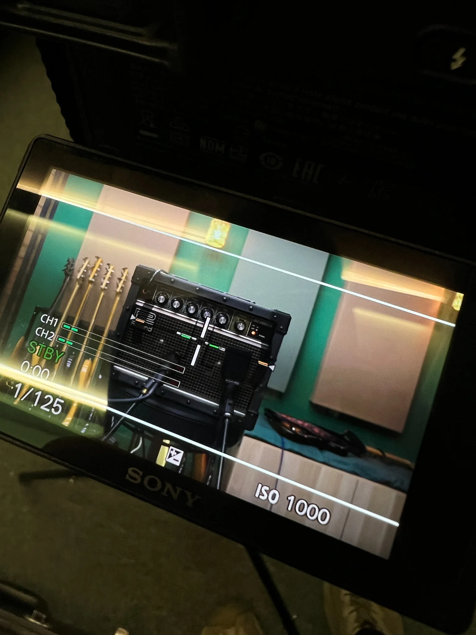 Riprese nello studio Circle Sound Lab: amplificatore e chitarre sul monitor della videocamera